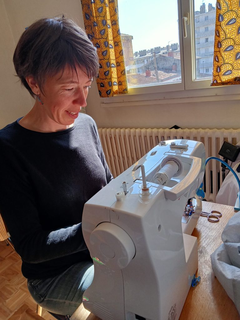 Couturière et créatrice de Zézé la bobette en train de coudre