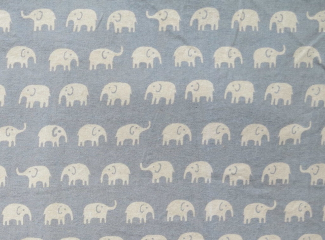 Popeline de coton avec des petits éléphants beiges sur fond gris