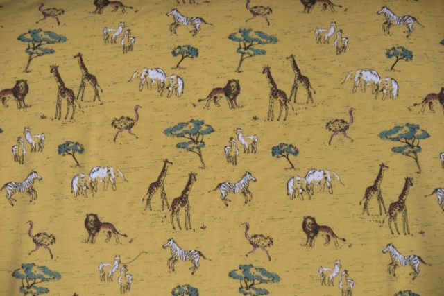 Tissu jersey animaux de la savane sur fond moutarde, certifié OekoTex 100