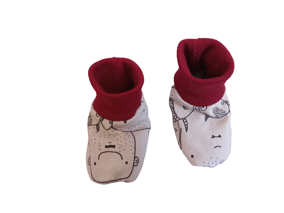 Chaussons pour bébé doublés en sweat bio en tissu jersey avec des ogres sur fond blanc, pointure 15