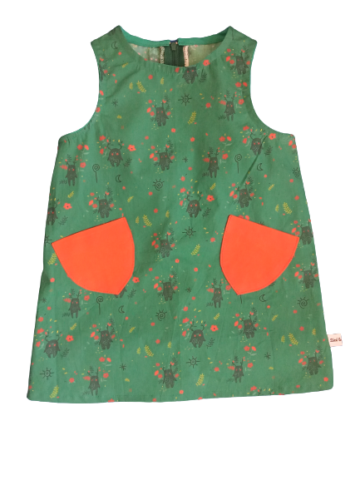 Robe chasuble d'été pour bébé en popeline de coton verte avec des petits personnages, certifié GOTS, en taille 2 ans