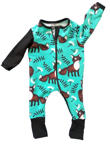 Pyjama à pieds amovibles pour bébé en tissu certifié GOTS avec des renards sur fond turquoise, en taille 6 mois