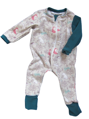 Pyjama à pieds amovible pour bébé en tissu certifié OekoTex 100 avec des animaux de la forêt sur fond blanc, en taille 6 mois