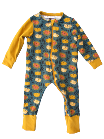 Pyjama à pieds amovibles pour bébé en tissu certifié GOTS avec des tigres sur fond bleu canard, en taille 6 mois