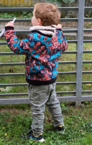 Petit garçon de 5 ans portant un bomber en wax bleu et rouge doublé en sweat bio